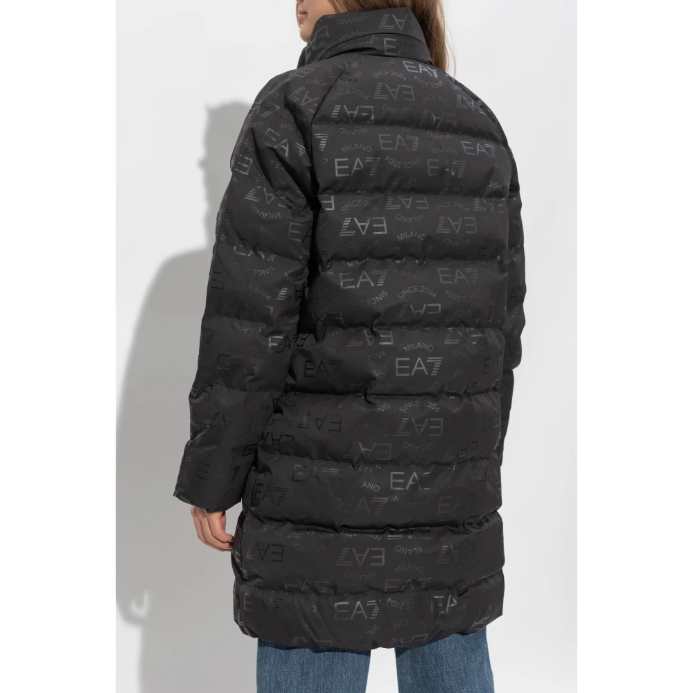 Emporio Armani EA7 Gewatteerde jas met bedrukt monogram Black Dames