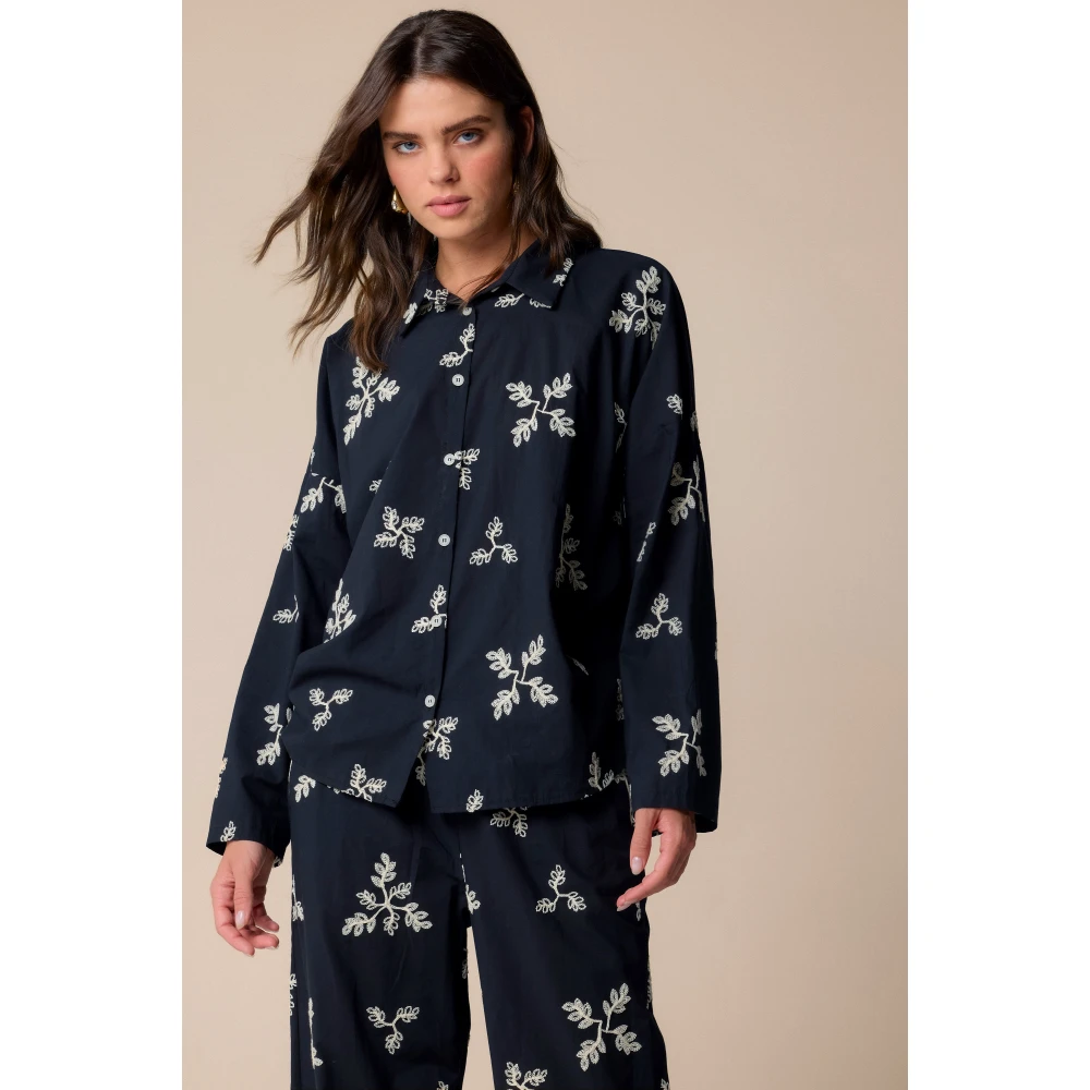 Kocca Zwarte shirt met bladpatroon en knopen Black Dames