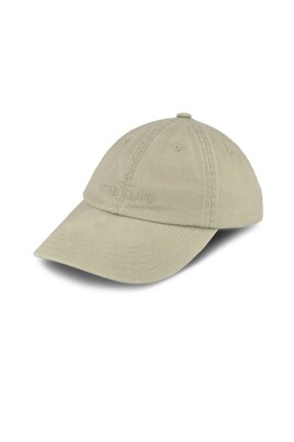 green-baseball-cap-with-logo