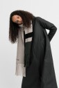 echarpe-a-franges-en-tricot-cotele