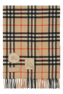 echarpe-marron-a-carreaux-avec-badges
