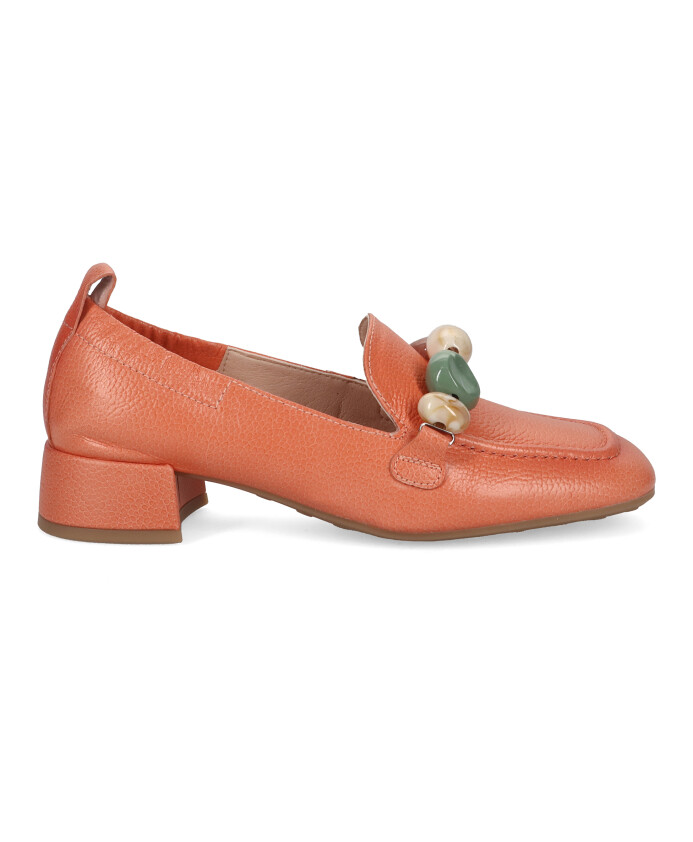 rode-platte-mocassin-met-stenen-accessoire