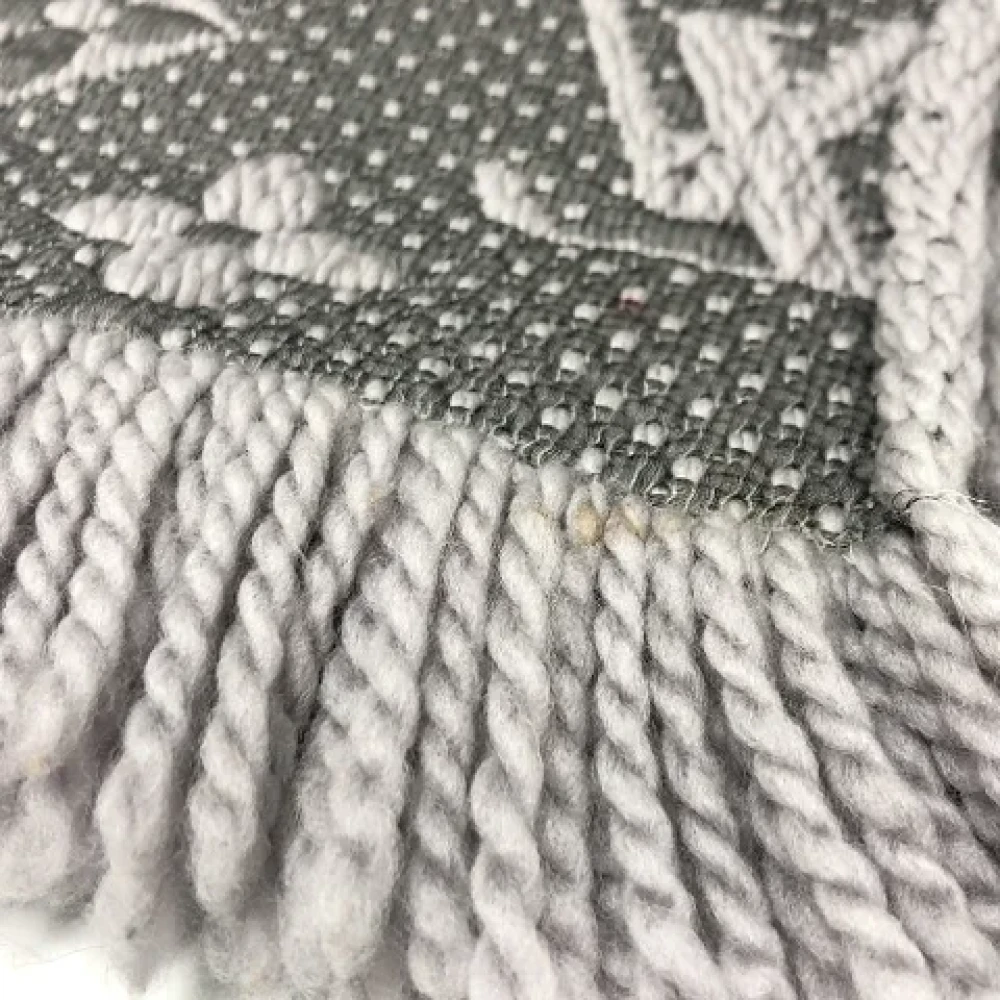 Louis Vuitton Vintage Pre-owned Silk scarves Gray Dames