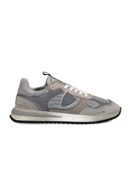 chaussures-plates-grises-en-maille-avec-details-perfores
