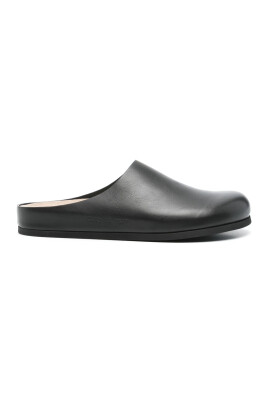 chaussure-noire-a-semelle-plate-en-caoutchouc