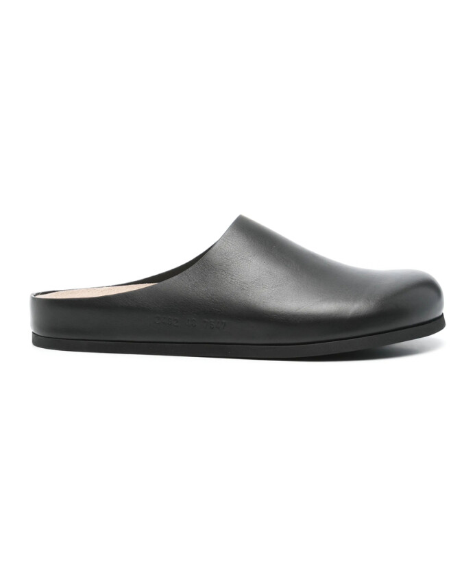 chaussure-noire-a-semelle-plate-en-caoutchouc