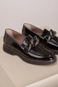 zwarte-loafer-met-kettingdetail