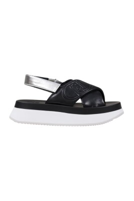sandales-modernes-a-brides-croisees