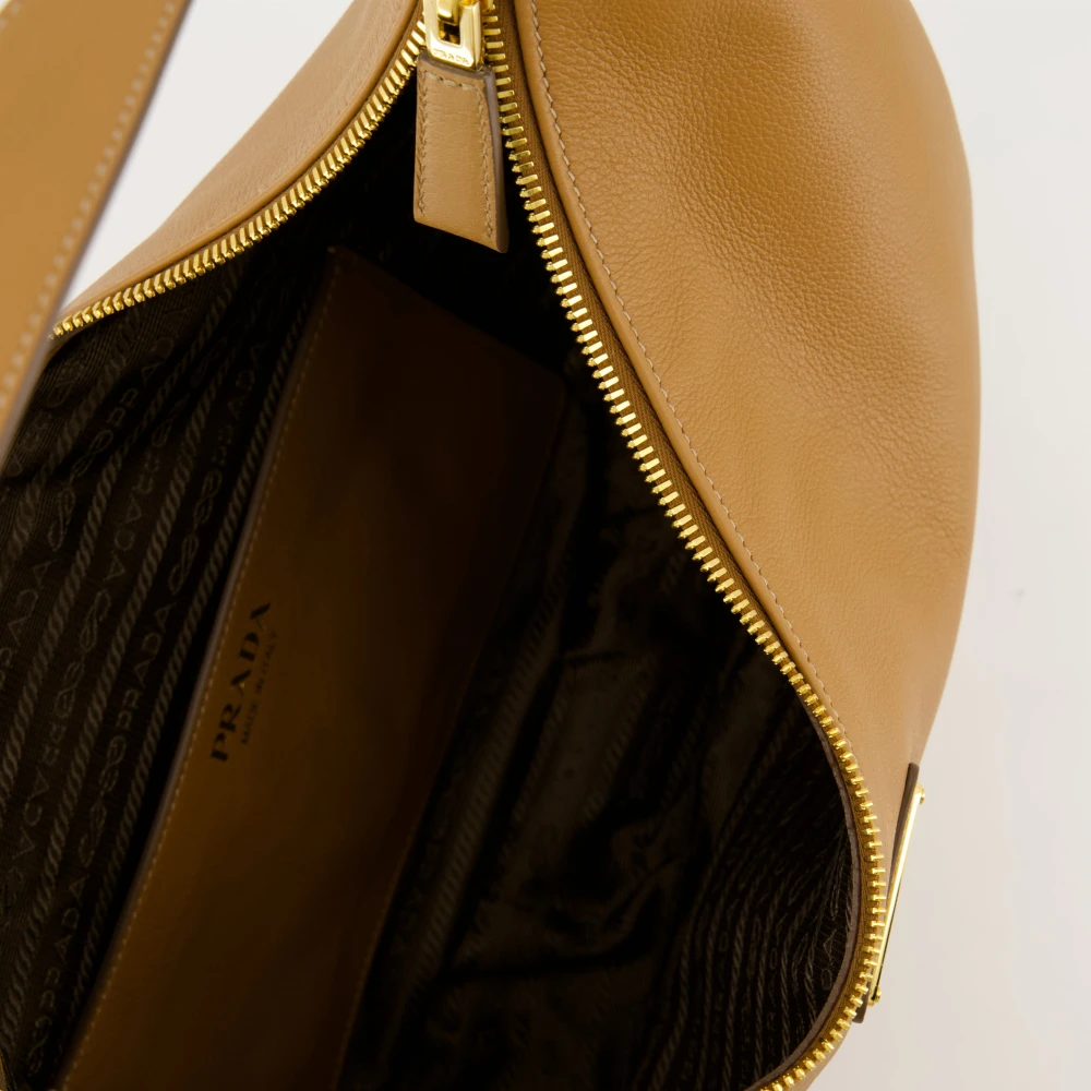 Prada Ronde Kameel Leren Tas Brown Dames
