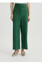 pantalon-decontracte-vert-avec-ceinture