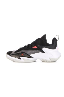 low-profile-basketball-shoe-with-zoom-unit