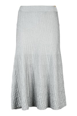 jupe-evasee-en-tricot-avec-fibres-metalliques