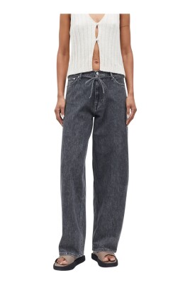 hog-midja-kurviga-utsvangda-jeans