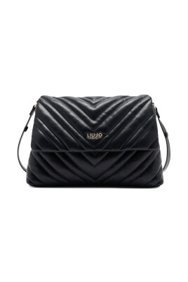black-handbag-for-modern-women
