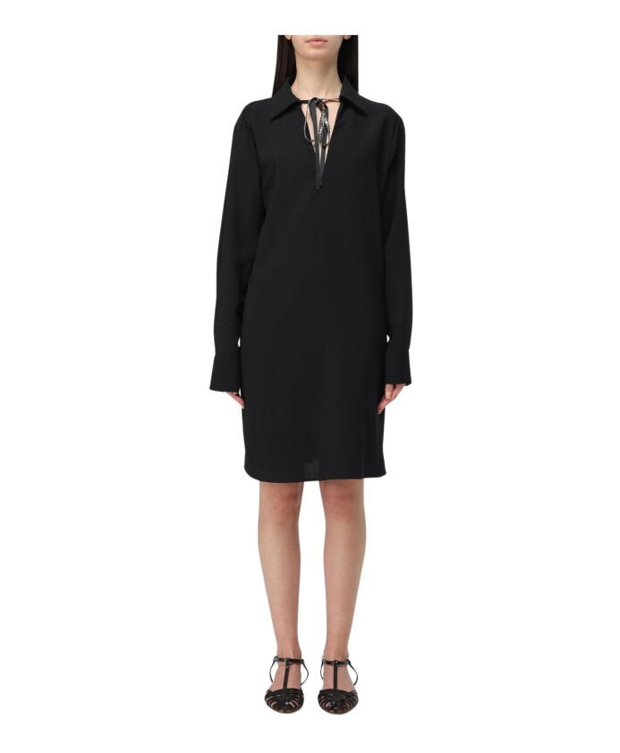 robe-noire-a-col-a-cravate