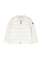 pull-blanc-enfant-avec-ecusson-logo-et-devant-matelasse