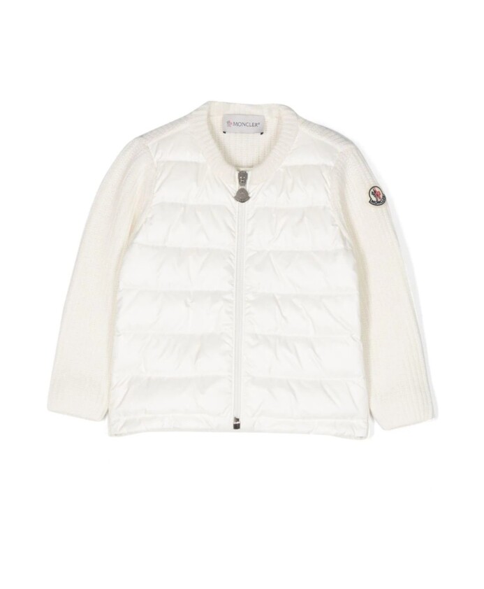 pull-blanc-enfant-avec-ecusson-logo-et-devant-matelasse