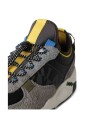 baskets-de-course-grises-avec-inserts-en-cuir