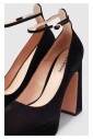 escarpins-a-bride-cheville-en-daim-noir