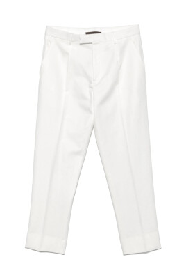 white-buttoned-pants-with-pockets