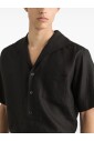 chemises-noires-avec-col-ouvert-poche