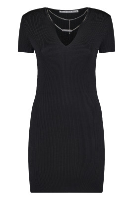 robe-noire-a-col-en-v-avec-chaine