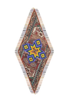 foulard-de-soie-luxueux-avec-des-motifs-complexes