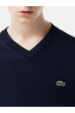 pull-bleu-en-coton-avec-col-en-v-et-logo-brode