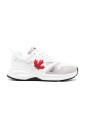 baskets-blanches-avec-panneaux-en-mesh