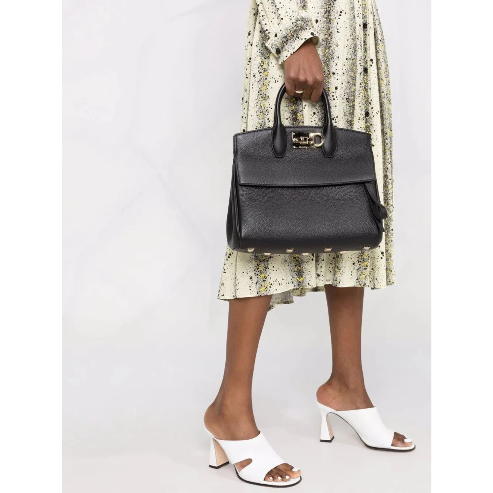 Salvatore Ferragamo Zwarte Schoudertas voor Vrouwen Black Dames