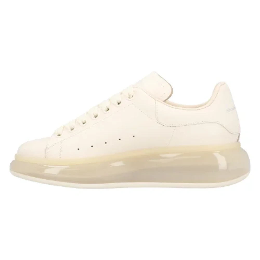 Alexander McQueen Leather sneakers Dames Schoenen Beige