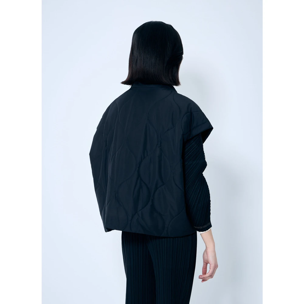 Issey Miyake Gewatteerde Vest met Opstaande Kraag Black Dames