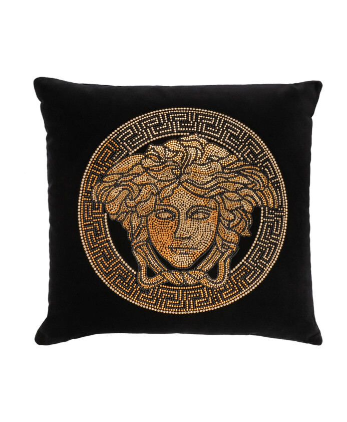 coussin-iconique-en-velours-noir-avec-clous