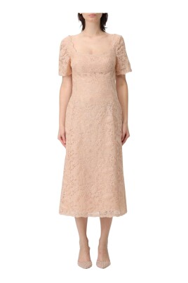 robe-midi-en-dentelle-col-carre-elegante