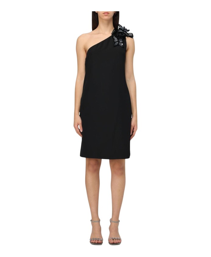 robe-noire-a-une-epaule-ornee