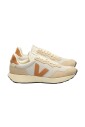 chaussure-de-retro-running-avec-design-asymetrique