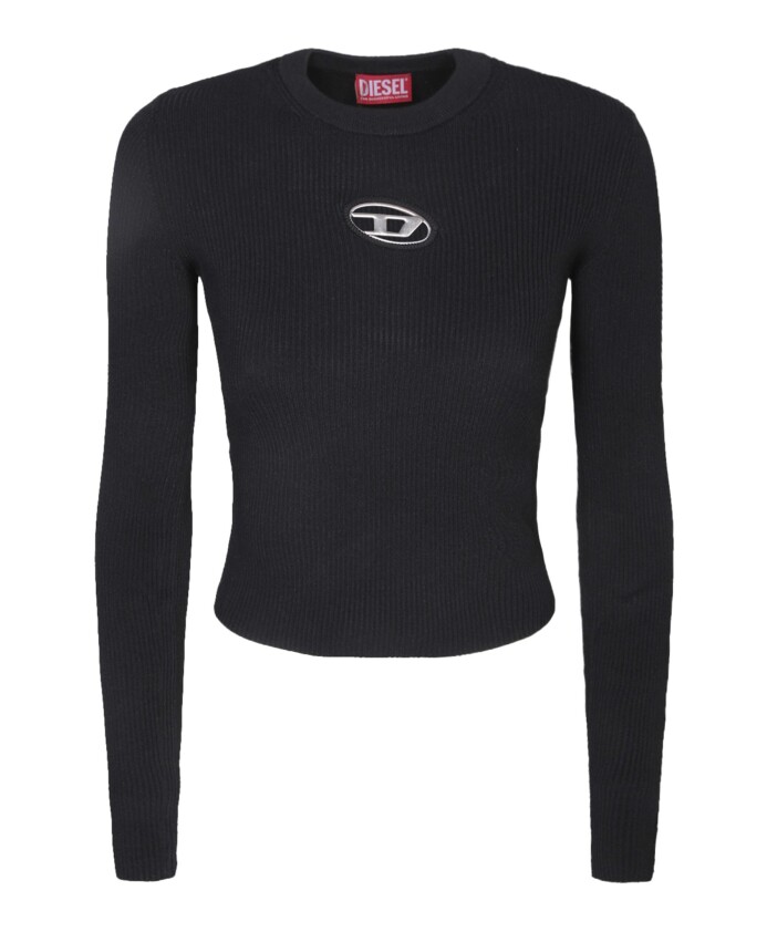 black-knitwear
