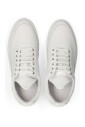 baskets-en-cuir-blanc-avec-semelle-en-caoutchouc-cotelee
