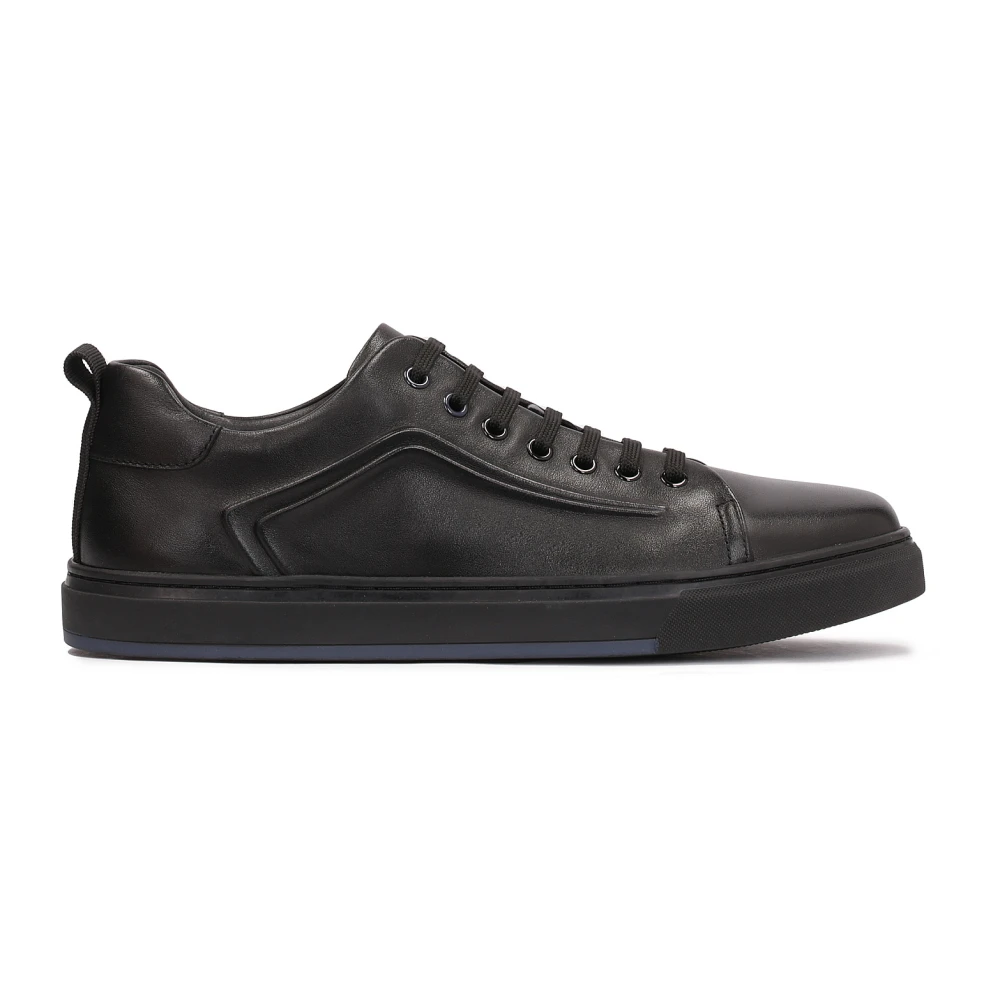 Kazar Zwarte sneakers met reliëfpatroon voor heren.Dit product valt groot uit. Heren Schoenen