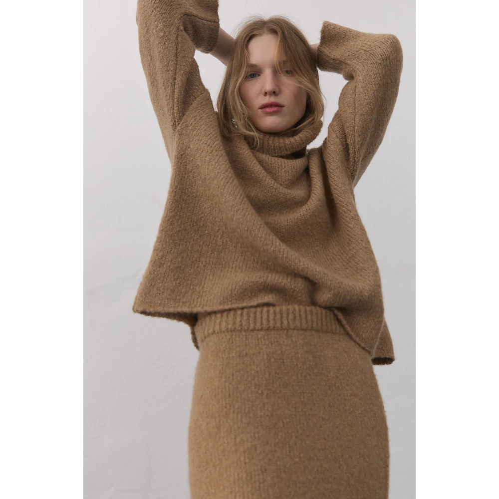 The New Society Oversized Ribbed Neck Jumper Brown Dames