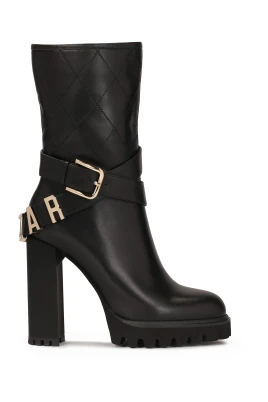 Stiletto booties med en logotyprem runt övre delen.Denna produkt är liten i storleken.