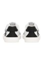 enfants-baskets-blanches-noires