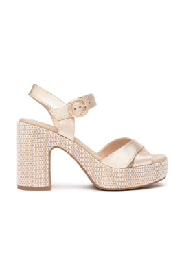 golden-sandals-with-italian-craftsmanship