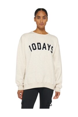 oversized-sweater-with-baseball-logo