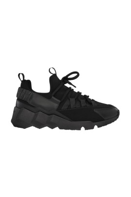 black-sneakers-with-regular-fit
