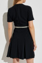 robe-avec-une-ceinture-a-la-taille