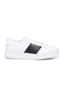 white-leather-sneakers-with-striped-detail