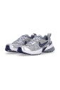 retro-running-shoes-in-gray-white