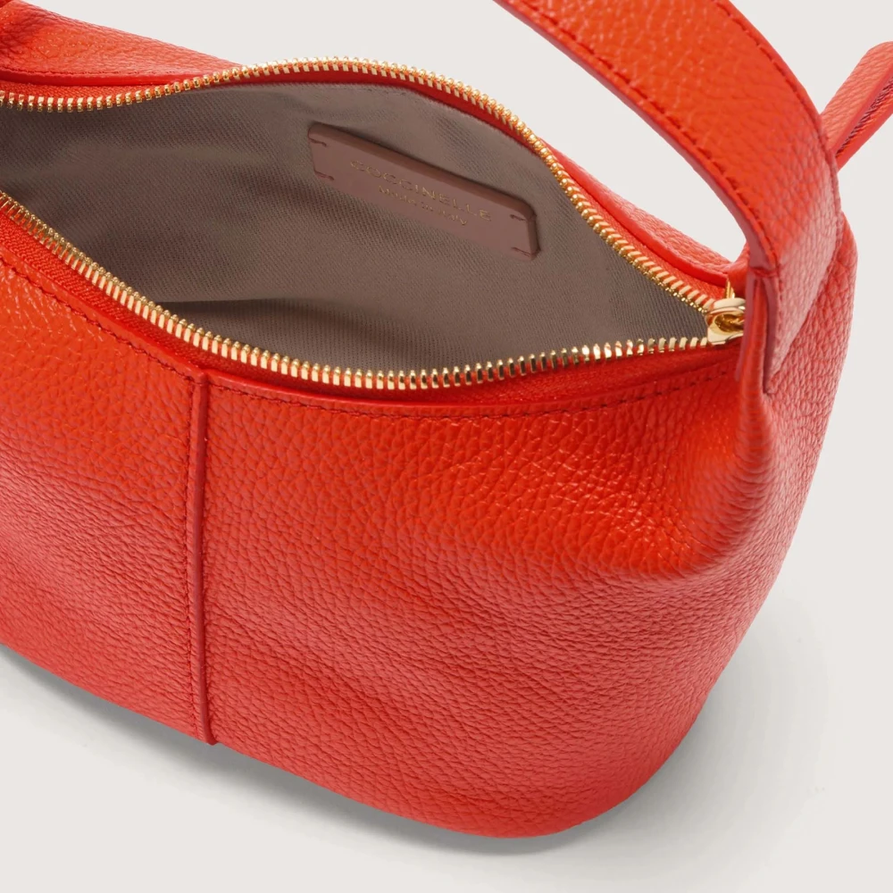 Coccinelle Rode gedeconstrueerde schoudertas met ovaal gesp Red Dames