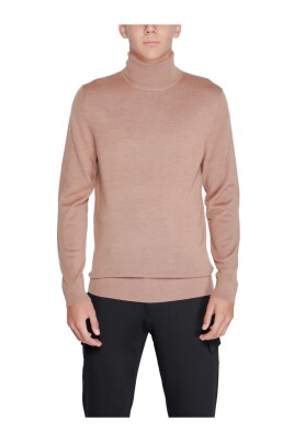 beige-uld-turtleneck-sweater